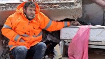Imagen de Terremoto en Turquía: la historia de la imagen del padre sosteniendo la mano de su hija bajo los escombros