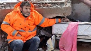 Terremoto en Turquía: la historia de la imagen del padre sosteniendo la mano de su hija bajo los escombros