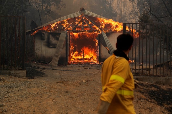 Las llamas alcanzaron decenas de viviendas en distintos puntos de las dos regiones chilenas afectadas. 