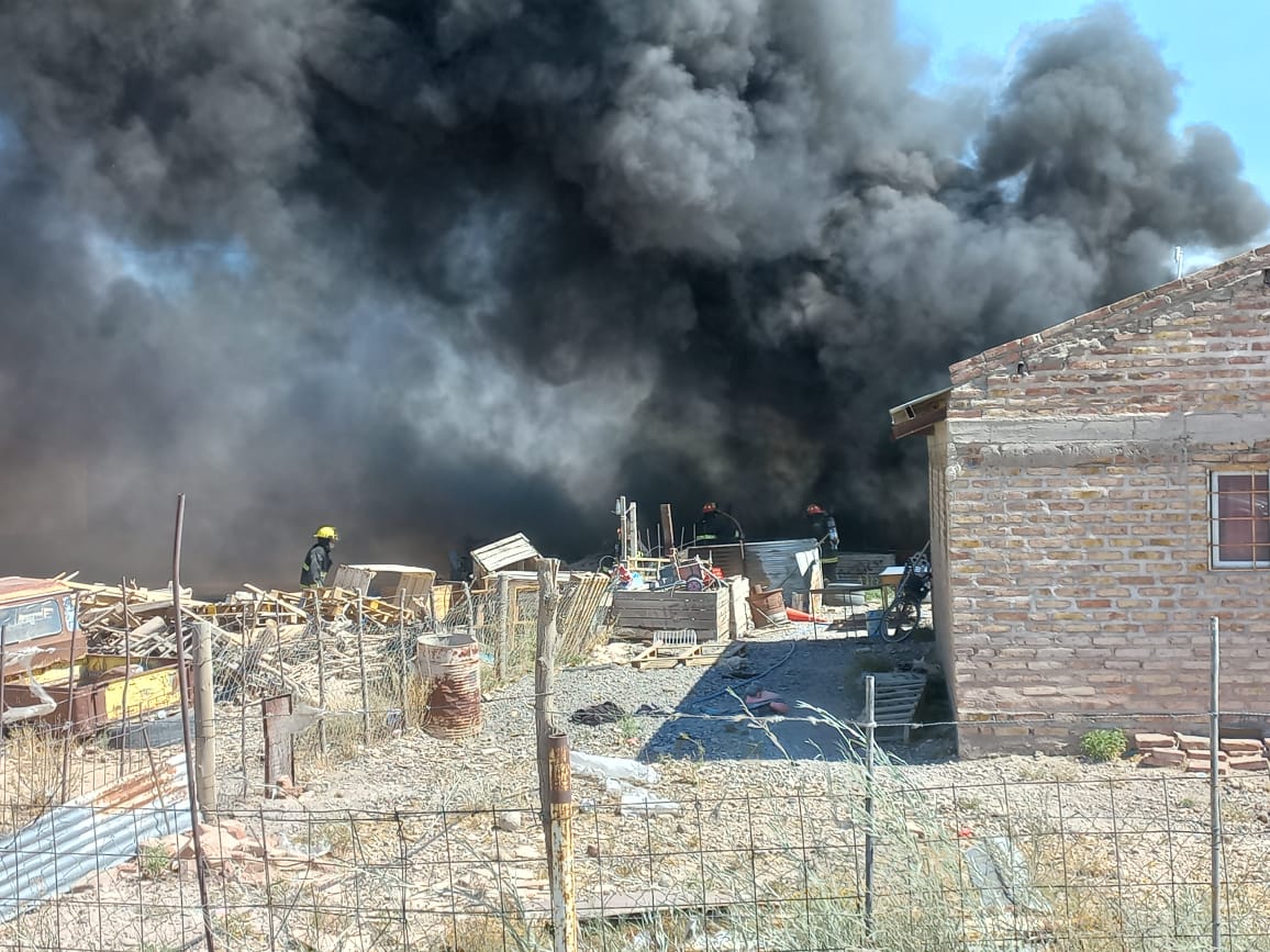 El incendio se inició en un depósito de neumático de una gomeria en la zona cercana al aeropuerto. (Foto Luis Leiva)