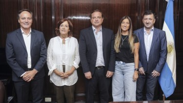 El nuevo bloque escindido de Cristina Kirchner: Carlos "Camau" Espínola, Alejandra Vigo, Guillermo Snopek, María Eugenia Catalfamo y Edgardo Kueider.