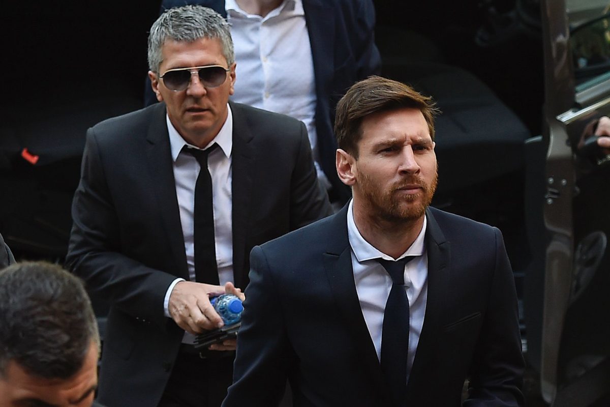 Lionel Messi junto a su padre Jorge. Hubo una llamada telefónica para hablar del ataque al supermercado de la familia de Antonela. Foto archivo. 