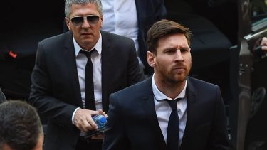 Lionel Messi junto a su padre Jorge. Hubo una llamada telefónica para hablar del ataque al supermercado de la familia de Antonela. Foto archivo. 