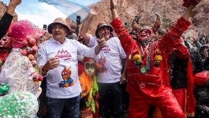El embajador de Estados Unidos acompañó el desentierro del Carnaval junto al gobernador Morales