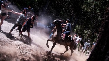 Los jinetes agredieron a los manifestantes que intentaban llegar a lago Escondido. Foto: Télam archivo