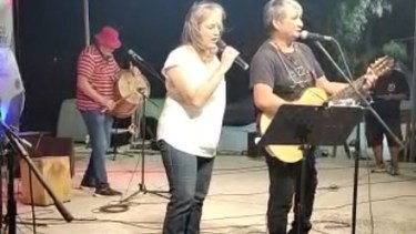 La intendenta de Cinco Saltos, Liliana Alvarado se sumó a los shows de la Fiesta del Agua y cantó en el escenario. 