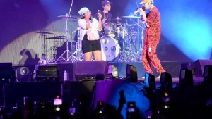 Fiesta de la Confluencia: viajó a Neuquén para ver a Lit Killah y él la subió al escenario