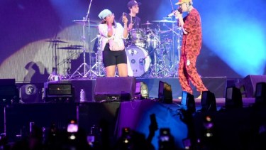 Lit hizo subir a una fanática al escenario de la Confluencia. Foto: Matías Subat