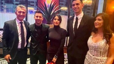 Macri, Messi, Antonela Roccuzzo, Dibu Martínez y Mandinha. 