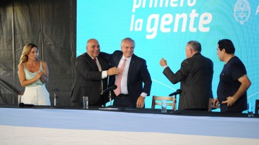 El presidente Alberto Fernández y Juan Manzur, durante el acto en Tucumán. 