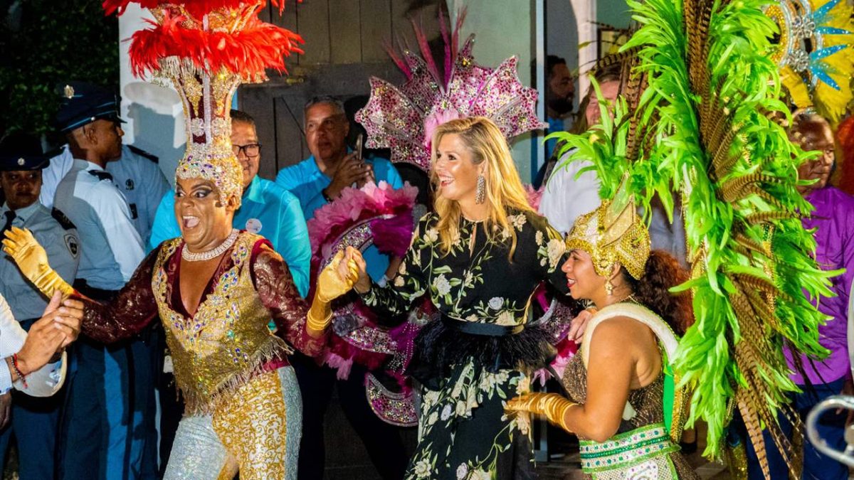 La reina Máxima se mostró muy divertida en Aruba, conociendo gente del lugar y danzando a la par del carnaval local.-
