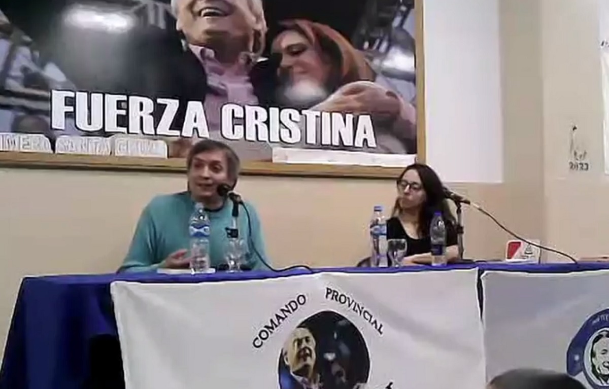 Maximo Kirchner y Julia Rosemberg durante la presentación del libro “Eva y las mujeres: una historia de irreverencia”. 
