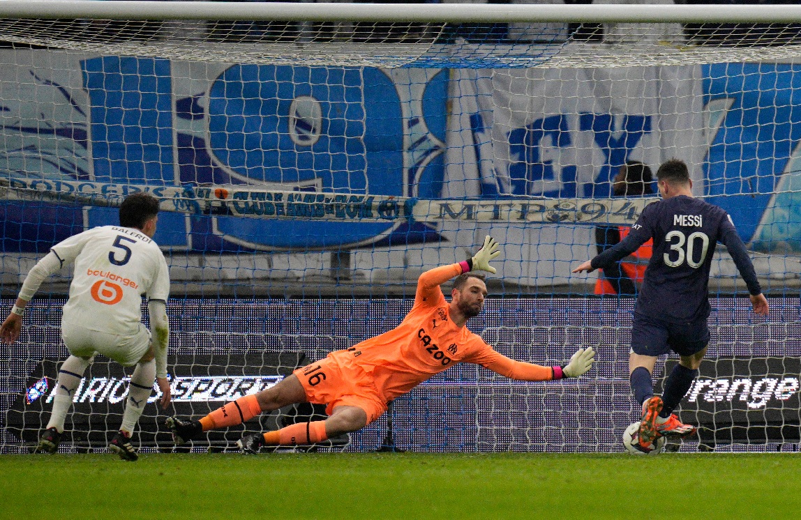 Lionel empuja el balón a la red tras el pase de Mbappé. Messi llegó a 700 goles en clubes. Foto: AP