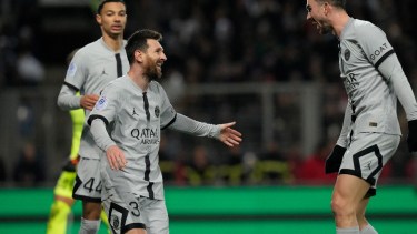 Messi festeja con Ruiz el segundo gol del PSG en la victoria 3 a 1 como visitante. Fotos: AP