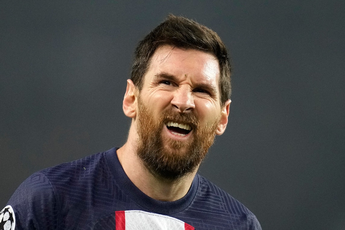 Un gesto que lo dice todo. Messi no tuvo un gran partido y su equipo mucho menos. Fotos: AP