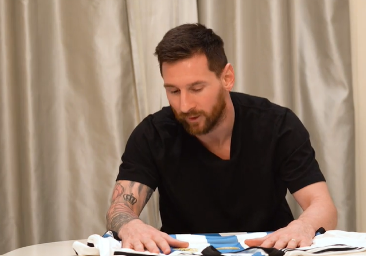 Lionel Messi tuvo por primera vez la camiseta con tres estrellas. Foto: Captura video