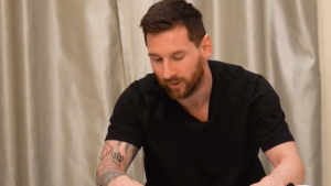 Así reaccionó Messi al ver la camiseta con tres estrellas y qué dijo de estar en otro mundial