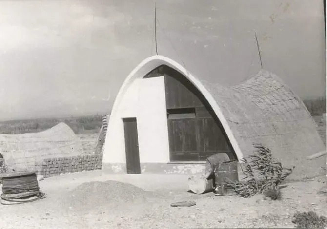 "Casas de montura" construidas en 1958 para las familias que fueron víctimas de la crecida del río Limay. (FOTO: Gentileza museo Paraje Confluencia)