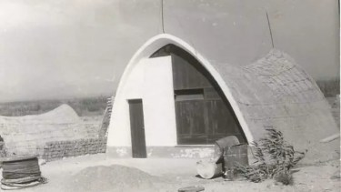 "Casas de montura" construidas en 1958 para las familias que fueron víctimas de la crecida del río Limay. (FOTO: Gentileza museo Paraje Confluencia)