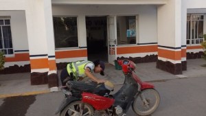 Circulaban en motos robadas, la policía las secuestró en Roca