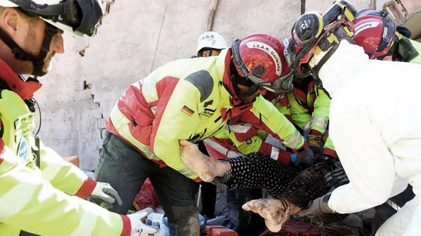 "La mujer permaneció mucho tiempo tumbada boca abajo, muy cerca de sus familiares muertos", dijeron los socorristas. Foto: AFP 