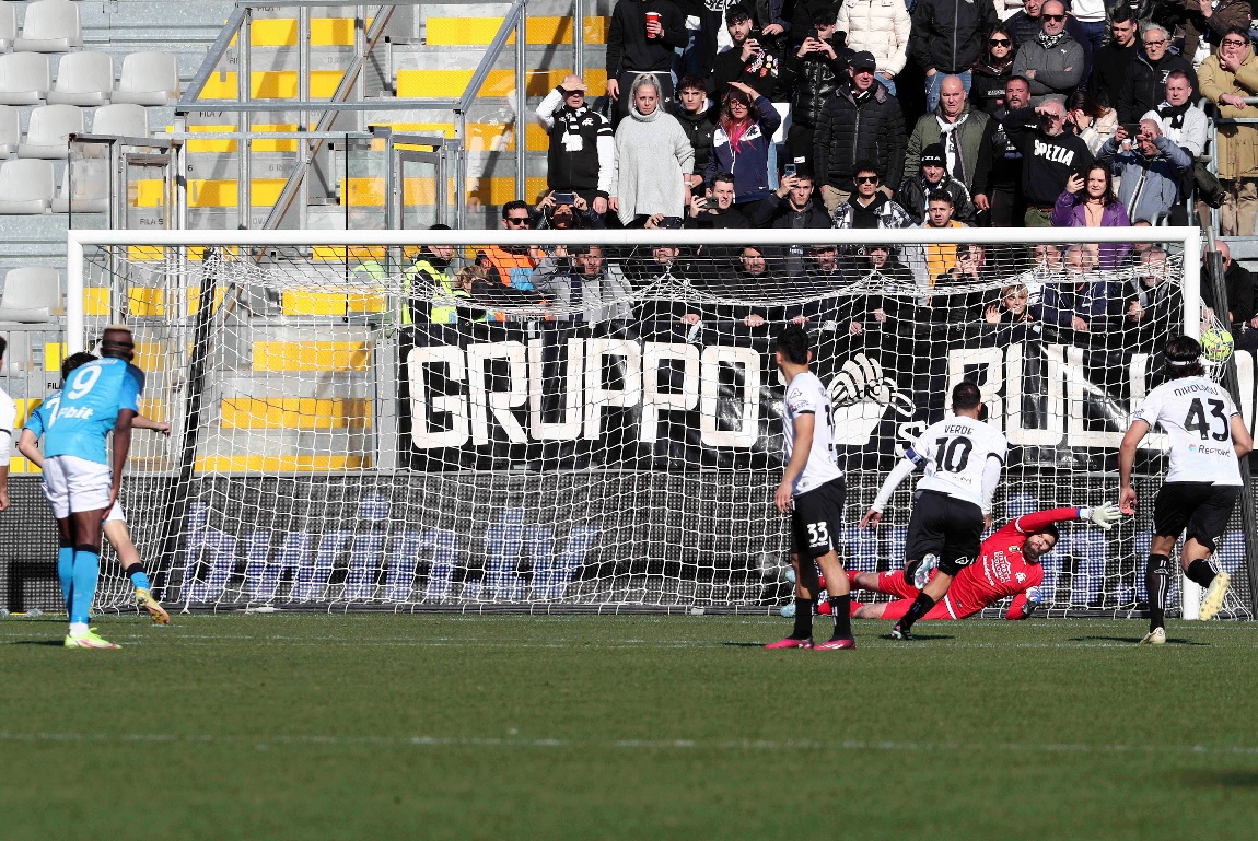 Napoli goleó a Spezia ante la atenta mirada de sus hinchas, que cantaron contra Diego. Foto: AP 