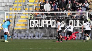 Los hinchas del Spezia cantaron contra Maradona y Napoli los goleó 3 a 0