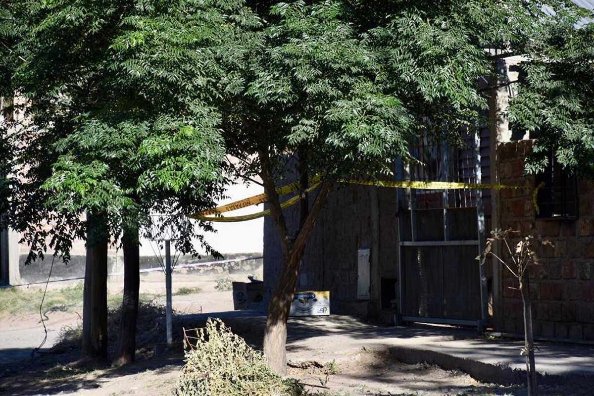 Uno de los cuerpos fue hallado en una casa del barrio Los Hornitos de Neuquén. (Foto matías Subat).-