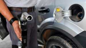 Aumento de combustibles: ¿Se aplica este lunes?, los precios de la nafta y el gasoil