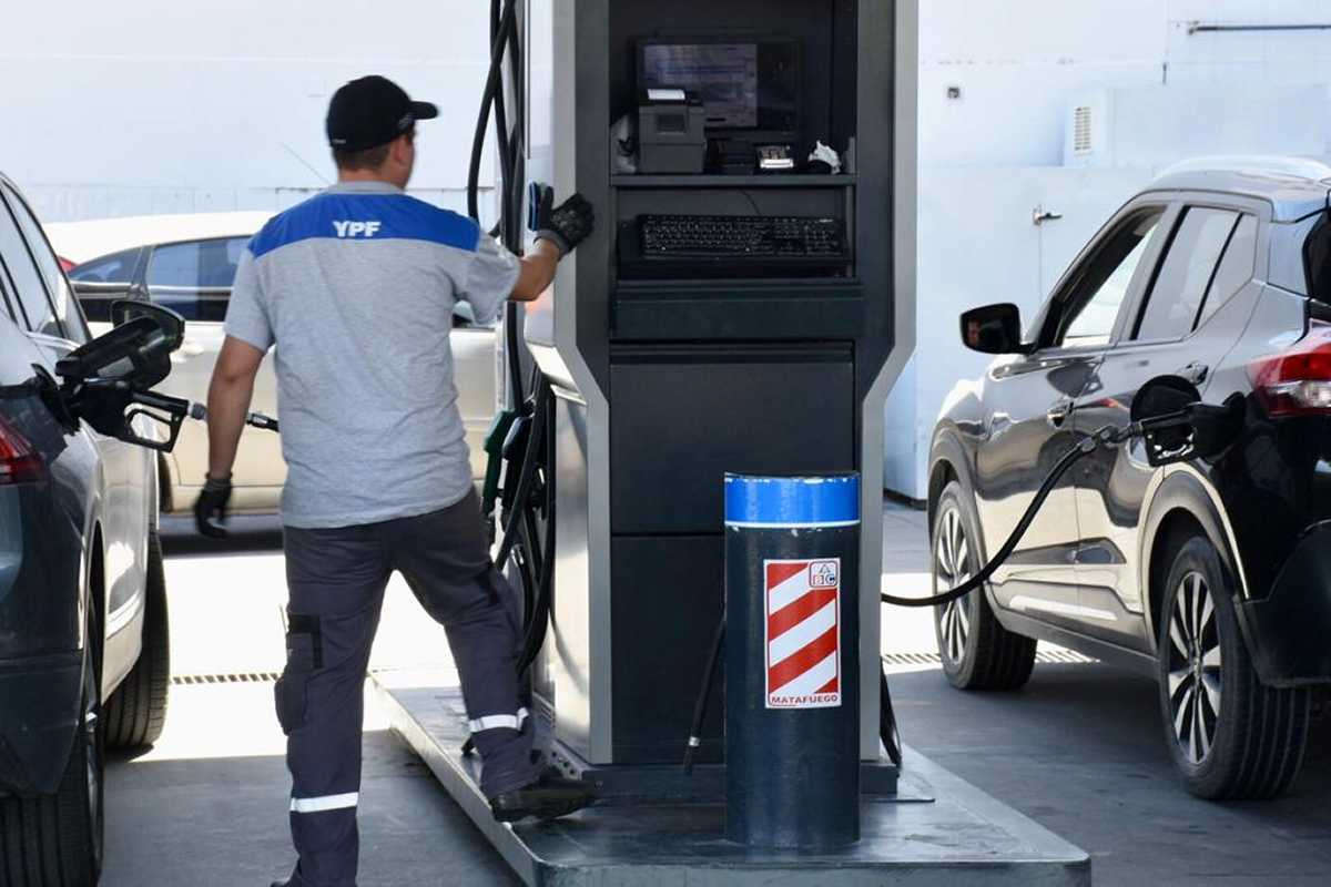 Los dueños de las estaciones de servicio aseguran que los aumentos de los combustibles "no son suficientes". (Foto: archivo Matías Subat) 