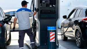 Combustibles: estacioneros se reunieron con Comercio y reclamaron “atraso en los precios”