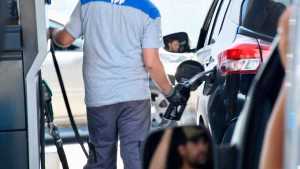 El Gobierno negocia un aumento de combustibles con las petroleras: de cuánto sería 