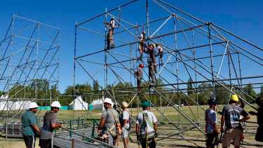 El lunes abren las ofertas para la licitación del armado Layher del escenario 2024, las luces, sonido e iluminación, distribución eléctrica y pantallas de la Fiesta de la Confluencia (foto archivo)