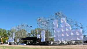 Mirá a los intrépidos obreros armando el escenario de la Fiesta de la Confluencia