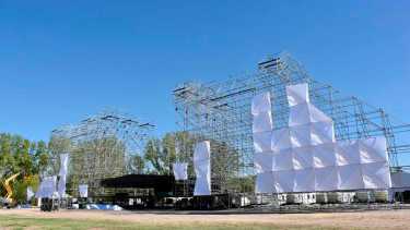 Mirá a los intrépidos obreros armando el escenario de la Fiesta de la Confluencia