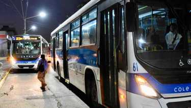 El color azul distingue los nuevos colectivos en la ciudad. Foto Matías Subat.