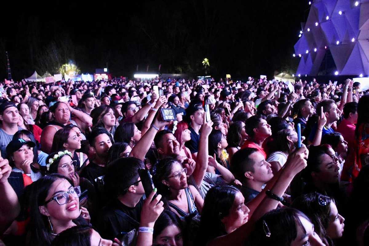 El público vibró durante el show de Lali en la Fiesta de la Confluencia. Foto: Matías Subat.