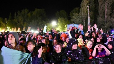 El público del valle no se achicó por el clima. y dijo presente Foto:  Matías Subat