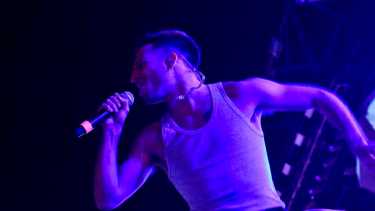 Wos enloqueció a su público con los dos freestyler que hizo durante su show en la Fiesta Nacional de la Confluencia 2023. Foto Matías Subat.