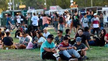 Este sábado hay que sentarse en el suelo o en los bancos fijos del Paseo de la Costa. (Foto Matías Subat).-