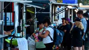 Fiesta de la Confluencia: hay que pagar con efectivo por fallas con las tarjetas y MercadoPago