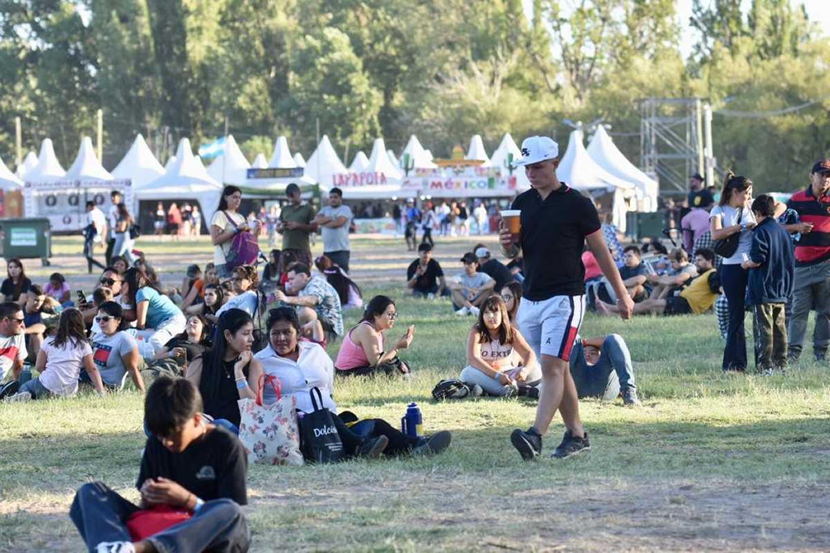 Este miércoles en el escenario de la Fiesta de la Confluencia  es el turno de la cumbia y el pop. Foto Matías Subat. 