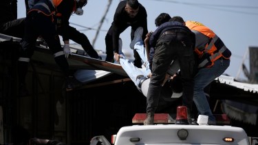Médicos atienen a uno de los heridos durante los enfrentamientos. 