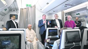 El Papa Francisco denuncia a los conservadores que usan la muerte de Benedicto para atacarlo