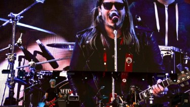 Un fanático de Airbag se dio el lujo de tocar con la banda en la Fiesta de la Confluencia. Foto: Matías Subat