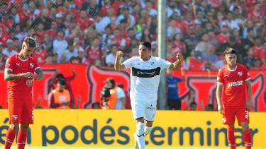 Alexis Castro recibió la asistencia de Taborda y definió perfecto para Platense contra el Rojo. 