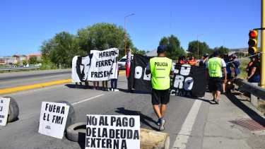 Después de las 10 comenzó el corte parcial de la Ruta 22 en Regina. (Foto Néstor Salas)