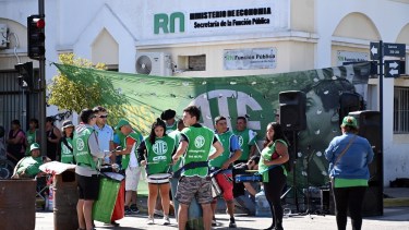 ATE realiza una radio abierta frente a la Secretaría de la Función Pública. Foto: Marcelo Ochoa.