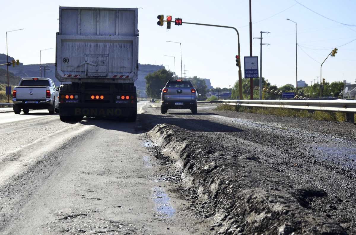 El  paso de los camiones con fruta y arena destruyeron la nueva ruta en Villa Regina. (foto: Néstor Salas)