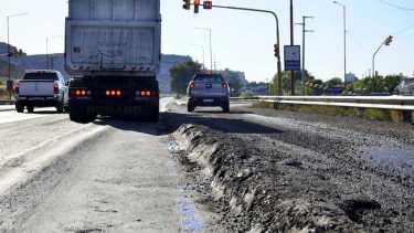 El  paso de los camiones con fruta y arena destruyeron la nueva ruta en Villa Regina. (foto: Archivo)